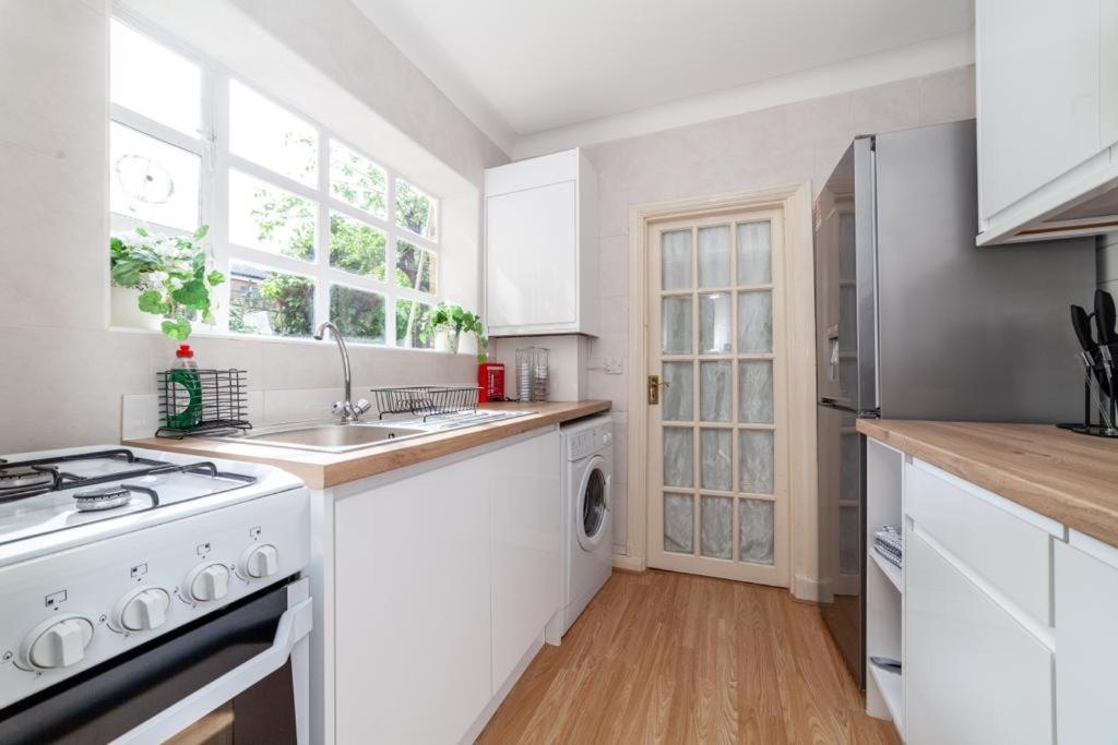 One Bedroom Flat In The Heart Of Brixton Londra Esterno foto